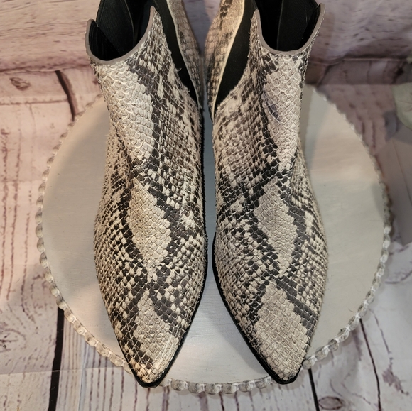 Marc Fisher MLYALE Women's Cream & Gray Snakeskin Leather Ankle Bootie Size 7.5M - Picture 2 of 12